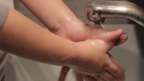Lavarsi le mani bambino — Video Stock