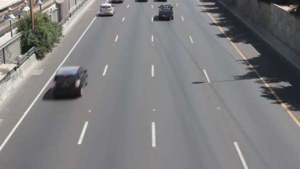 Coches en los carriles de la carretera — Vídeo de stock