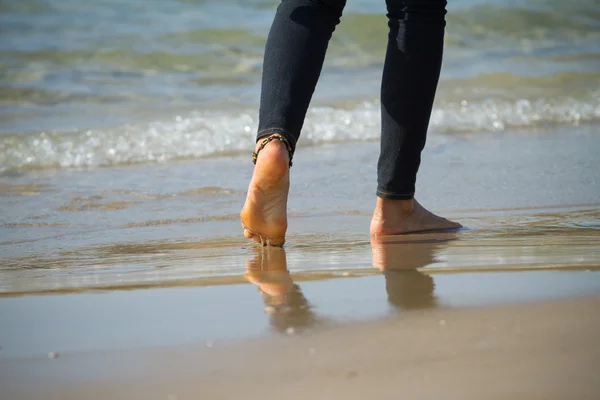 Caminhando na areia — Fotografia de Stock