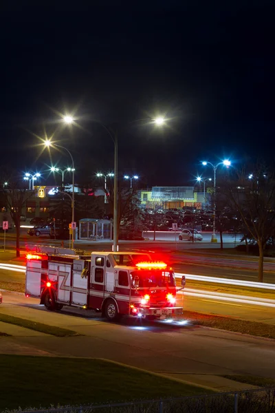 Feuerwehrauto in der Nacht — Stockfoto