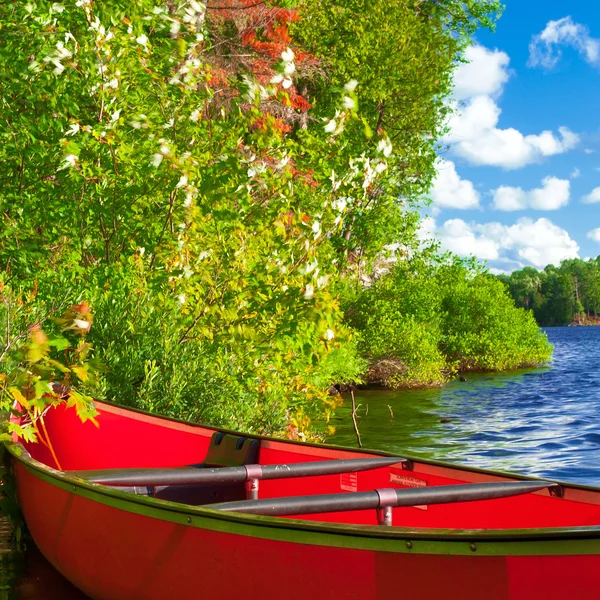 红色的独木舟 — 图库照片