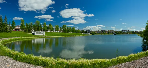 Beautiful pond in expensive neighborhood — Stock Photo, Image