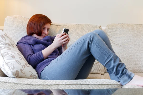 Kvinne som tekster på mobiltelefon – stockfoto