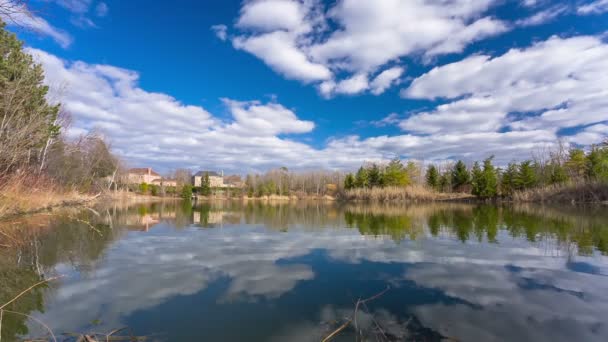 Lagoa com casas de campo — Vídeo de Stock