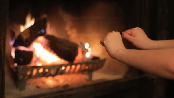 Las manos junto a la chimenea — Vídeos de Stock