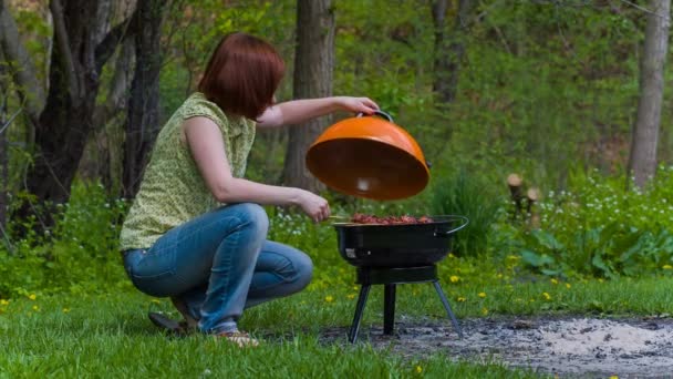 Kobieta grillowania w parku — Wideo stockowe