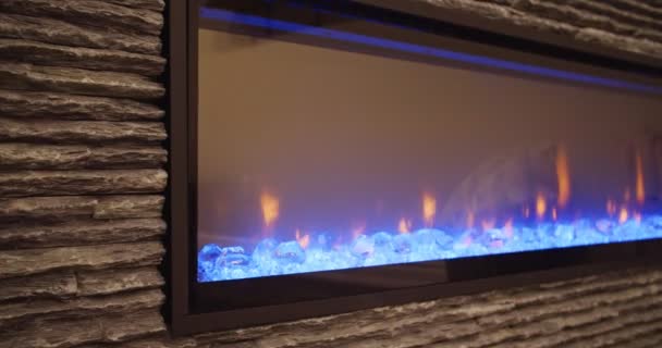 冬季在家中电炉中焚烧木柴 — 图库视频影像
