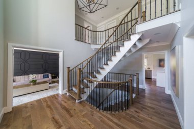 koridor iç duvar sanat tasarımı ile yeni bir evde