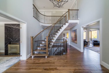 koridor iç duvar sanat tasarımı ile yeni bir evde