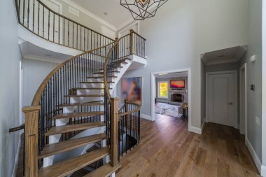 koridor iç duvar sanat tasarımı ile yeni bir evde