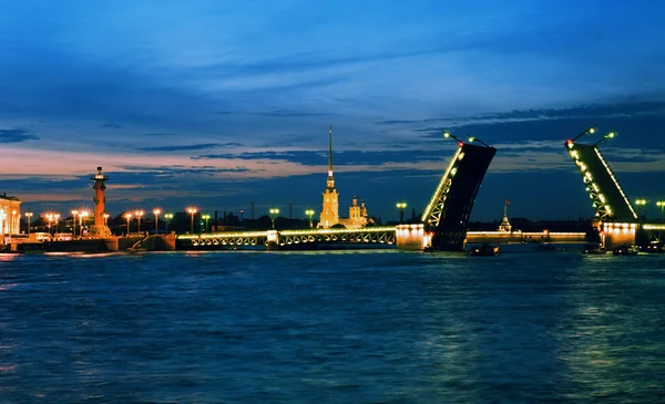 Noites brancas de São Petersburgo, Rússia . Fotos De Bancos De Imagens