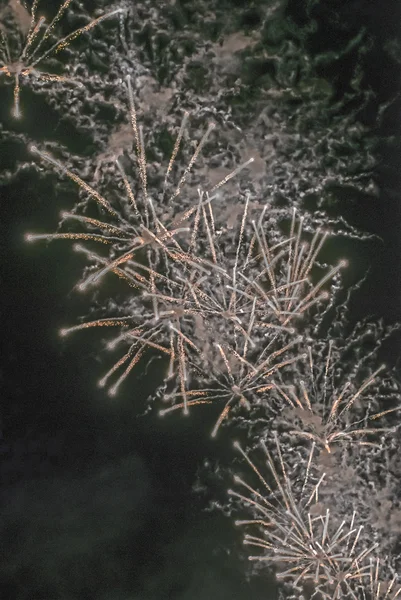 Феєрверк в нічному небі — стокове фото