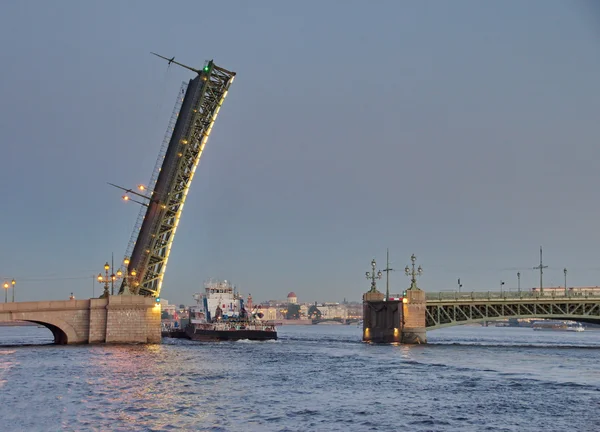Міст піднімається для проходження кораблів — стокове фото