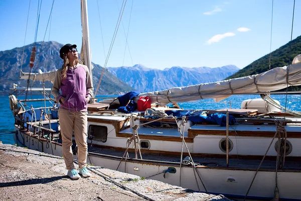 Young beautiful woman relaxing near the yacht — Stock Photo, Image