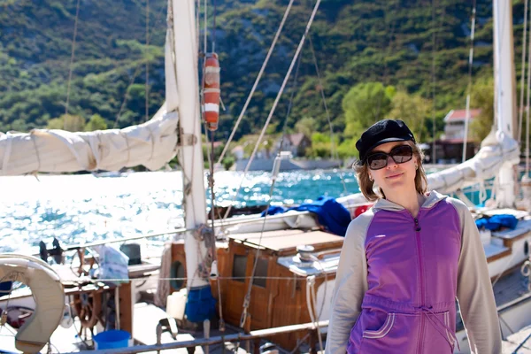 Pretty woman near the wooden yacht — Stock Photo, Image