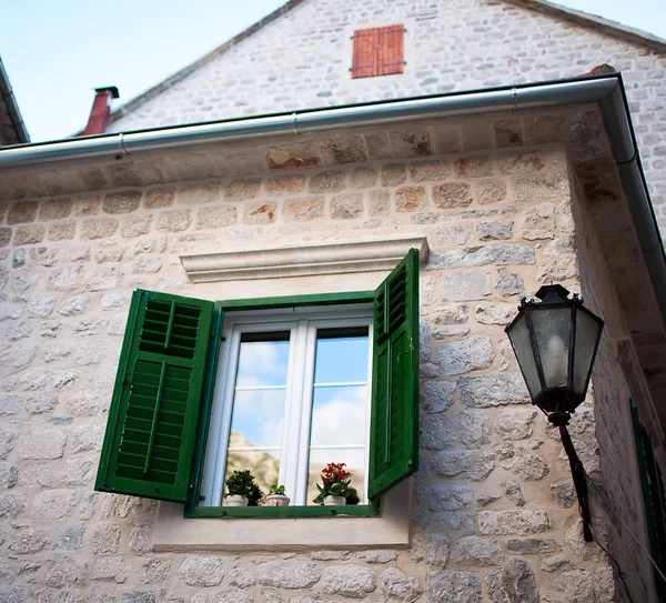 Ventana en la ciudad vieja, Kotor Montenegro Europa — Foto de Stock