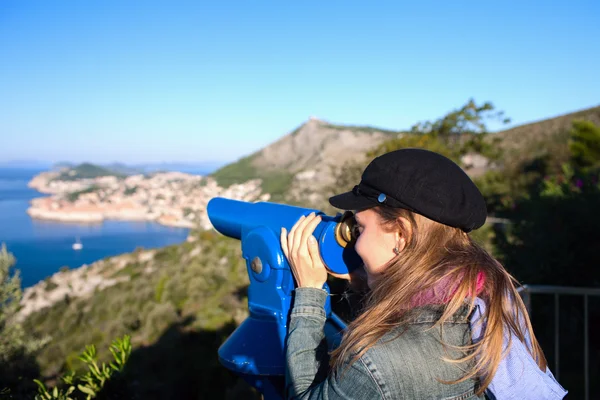 Tourist using telescope, Dubrovnik old town, Croatia — Stock Photo, Image