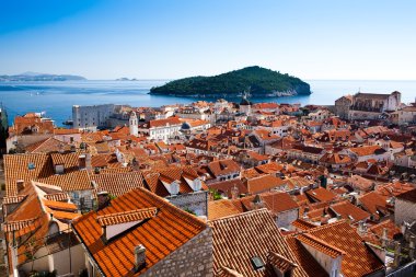 Dubrovnik'in tarihi kent çatıları üzerinden