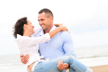 mutlu genç bir çift bir soliter plaj keyfi