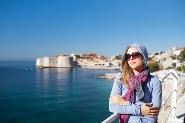 Toeristische vrouw tegen oude stad van dubrovnik — Stockfoto