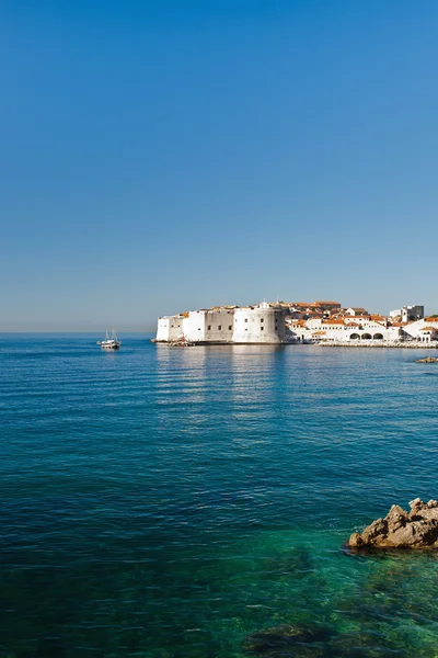 Dubrovnik cidade velha sobre o mar Adriático — Fotografia de Stock