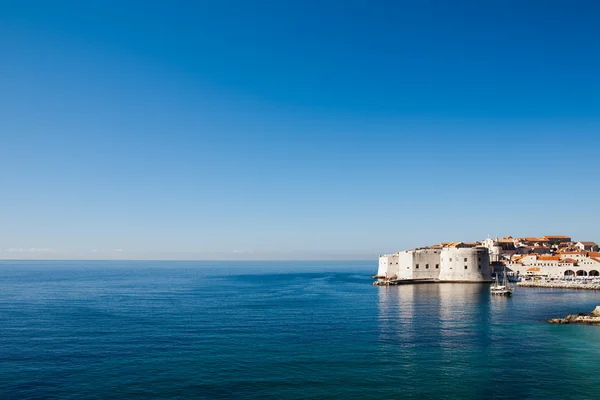 Salida del sol sobre el casco antiguo de Dubrovnik, mar Adriático — Foto de Stock