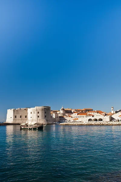 City walls of Old town of Dubrovnik over the sea — Stock Photo, Image