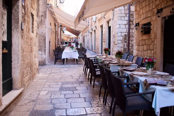 Restaurante de calle en el corazón del casco antiguo de Dubrovnik, Europa —  Fotos de Stock