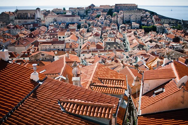 Při pohledu přes střechy dubrovnik, Chorvatsko — Stock fotografie