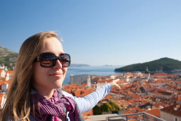 Mujer turista mirando a Dubrovnik desde las murallas de la ciudad — Foto de Stock