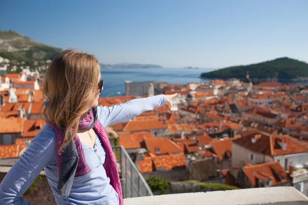 Tânără femeie vizitare a obiectivelor turistice, Dubrovnik, Croația — Fotografie, imagine de stoc