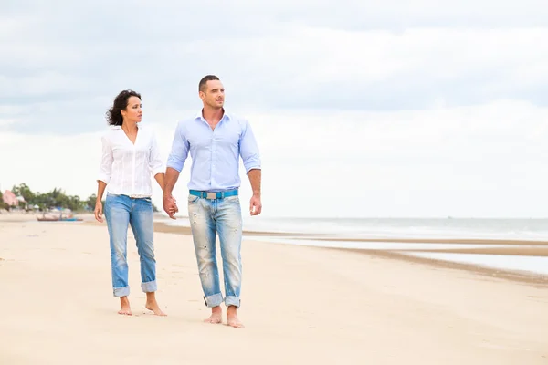 Porträtt av ett lyckligt par på stranden — Stockfoto