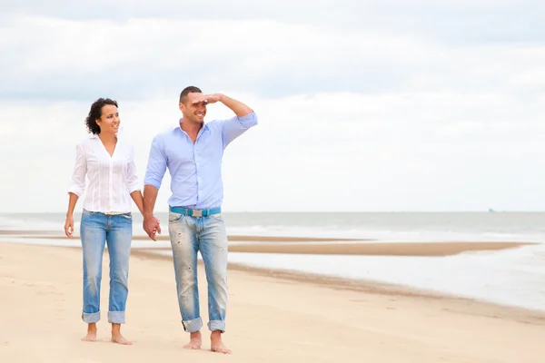 Porträtt av ett lyckligt par på stranden — Stockfoto