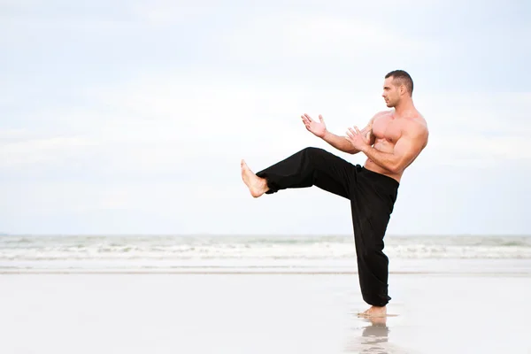 L'uomo che allena karate in spiaggia — Foto Stock