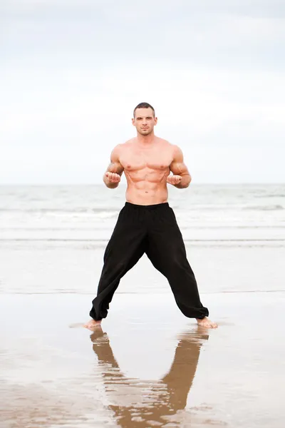 Homme faisant des exercices à la plage — Photo