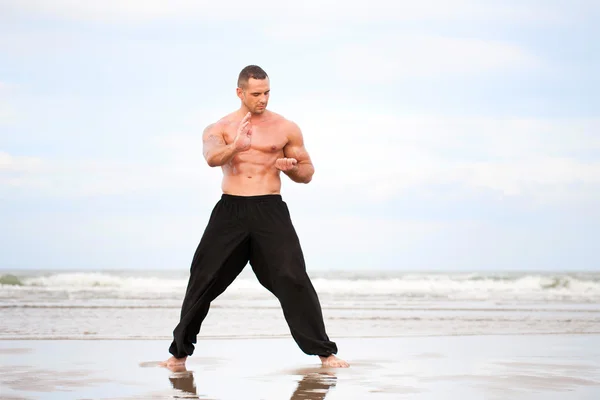 Homme faisant des exercices à la plage — Photo