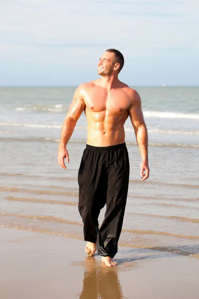 Портрет сильного молодого человека на пляже — стоковое фото