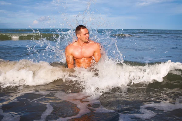 바다에서 젊은 잘생긴 근육 질의 남자 — 스톡 사진