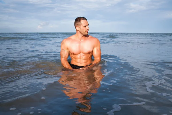 Сильний молодий чоловік портрет на пляжі — стокове фото