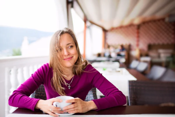 Schöne Dame im Café — Stockfoto