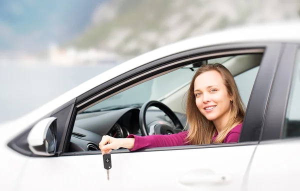 Woman with keys of new rental car — Stock Photo, Image