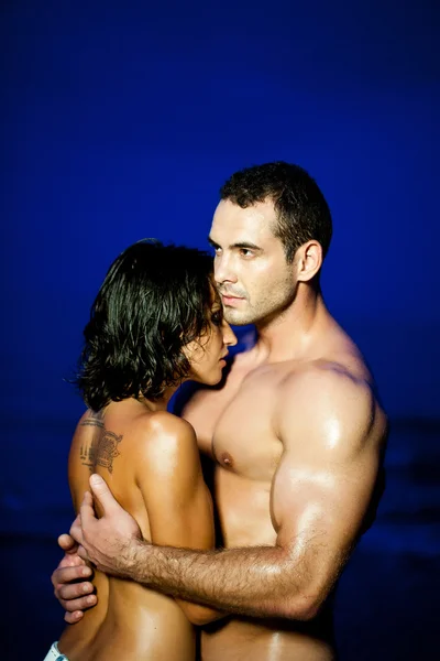 Jovem casal abraçando na praia tropical — Fotografia de Stock