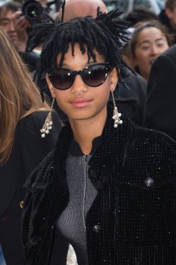 Willow Smith, Will Smith Paris Moda Haftası Chanel Şovu Kadın Güz / Kış 2016 / 2017 'ye 8 Mart 2016' da Paris, Fransa 'da katıldı.