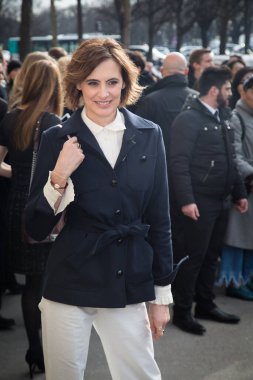 Ines de La Fressange, Paris Moda Haftası Kadın Güz / Kış 2016 / 2017 kapsamında 8 Mart 2016 'da Paris, Fransa' da Chanel Show 'a geldi.