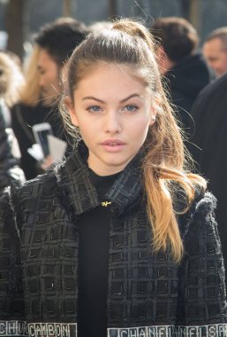 Thylane Blondeau, Paris Moda Haftası Kadın Güz / Kış Giyimi 2016 / 2017 kapsamında 8 Mart 2016 'da Paris, Fransa' da Chanel Show 'a geldi.