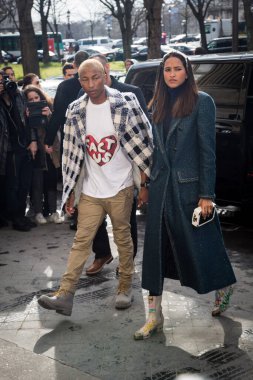 Pharrell Williams ve Helen Lasichanh, Paris Moda Haftası Kadınlar Güz / Kış 2016 / 2017 kapsamında 8 Mart 2016 'da Paris, Fransa' da Chanel Show 'a geldiler..