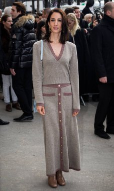 Türk-Fransız film yönetmeni Deniz Gamze Erguven, Paris Moda Haftası Kadın Giyim / Kış Giyimi 2016 / 2017 kapsamında 8 Mart 2016 'da Paris, Fransa' da Chanel Show 'a geldi..