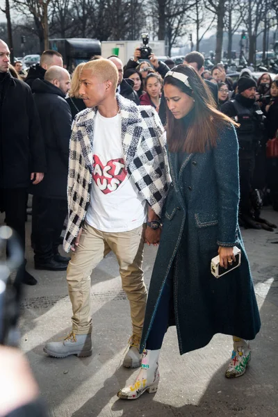 Pharrell Williams Helen Lasichanh Arrive Chanel Show Part Paris Fashion — Stock Photo, Image