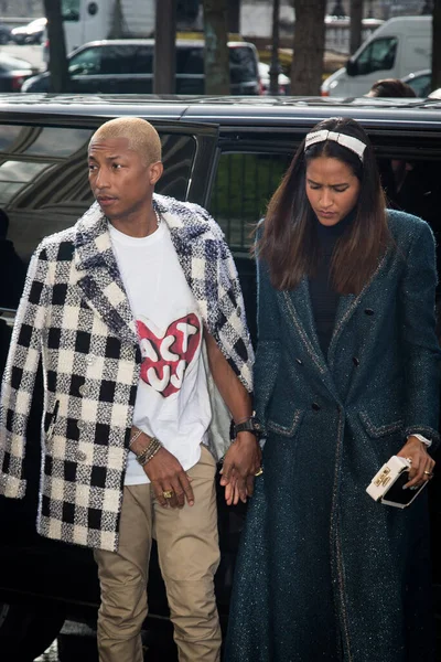 Pharrell Williams Helen Lasichanh Llegan Desfile Chanel Como Parte Semana —  Fotos de Stock