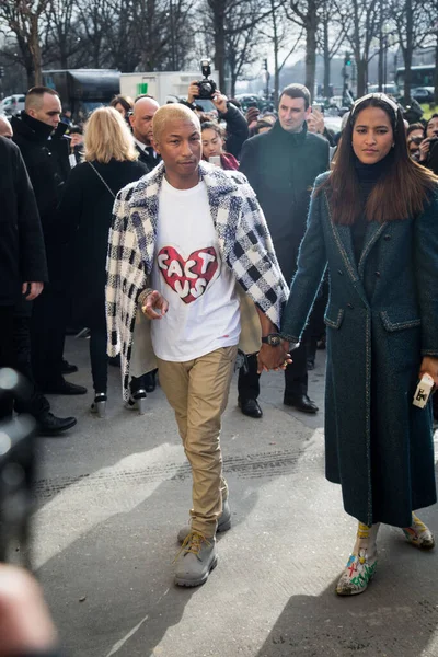 Pharrell Williams Helen Lasichanh Przybywają Pokaz Chanel Ramach Paryskiego Tygodnia — Zdjęcie stockowe